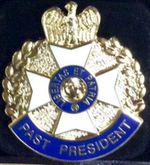 SAR insignia on a gold lapel in gold with blue enamel banner labeled 